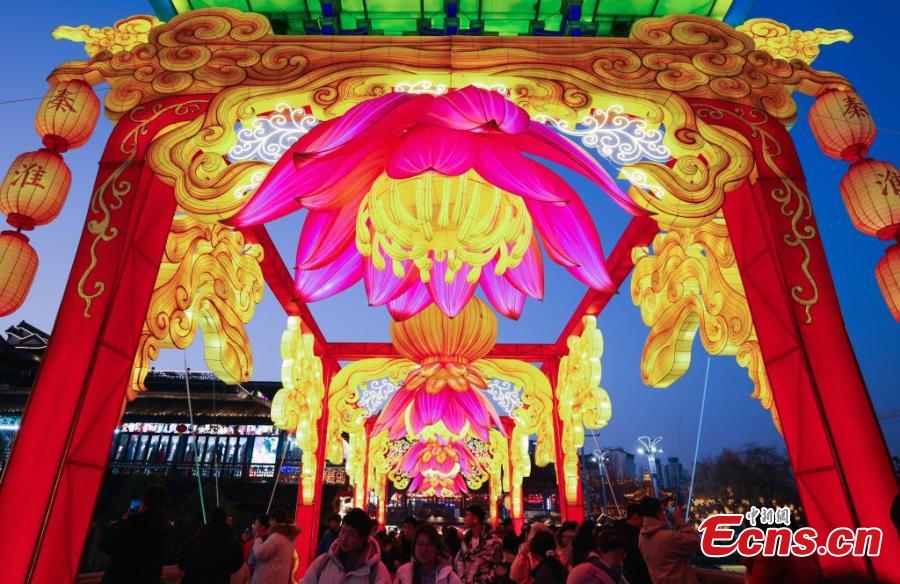 Deslumbrantes lanternas d?o boas-vindas ao Festival da Primavera no leste da China