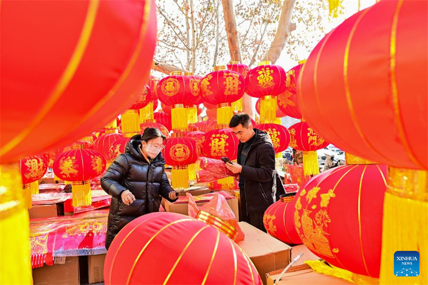 Lanternas e instala??es de luz s?o organizadas em toda a China para receber Festival da Primavera