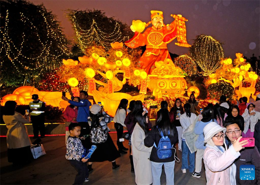 Lanternas e instala??es de luz s?o organizadas em toda a China para receber Festival da Primavera