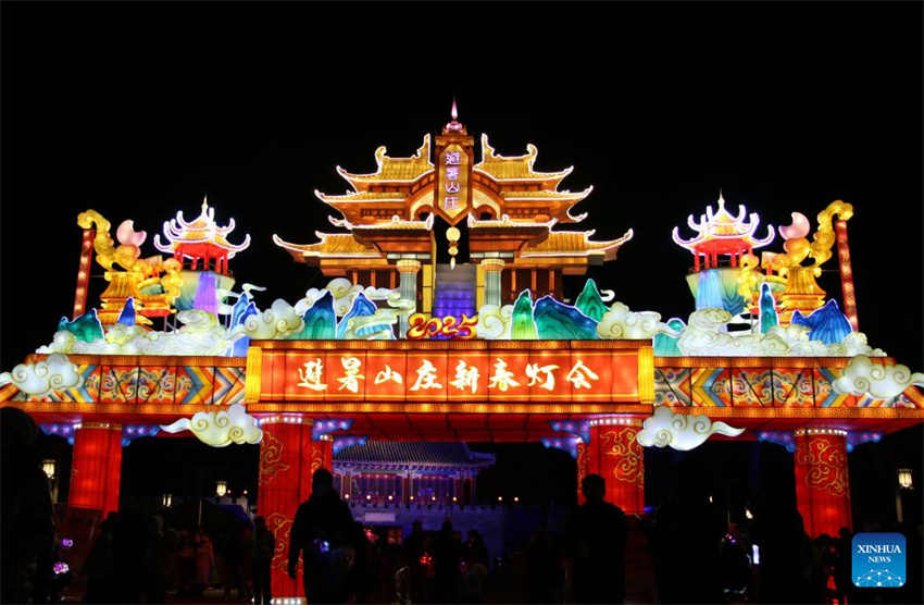 Lanternas e instala??es de luz s?o organizadas em toda a China para receber Festival da Primavera