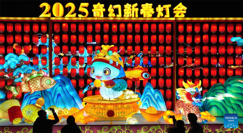 Lanternas e instala??es de luz s?o organizadas em toda a China para receber Festival da Primavera
