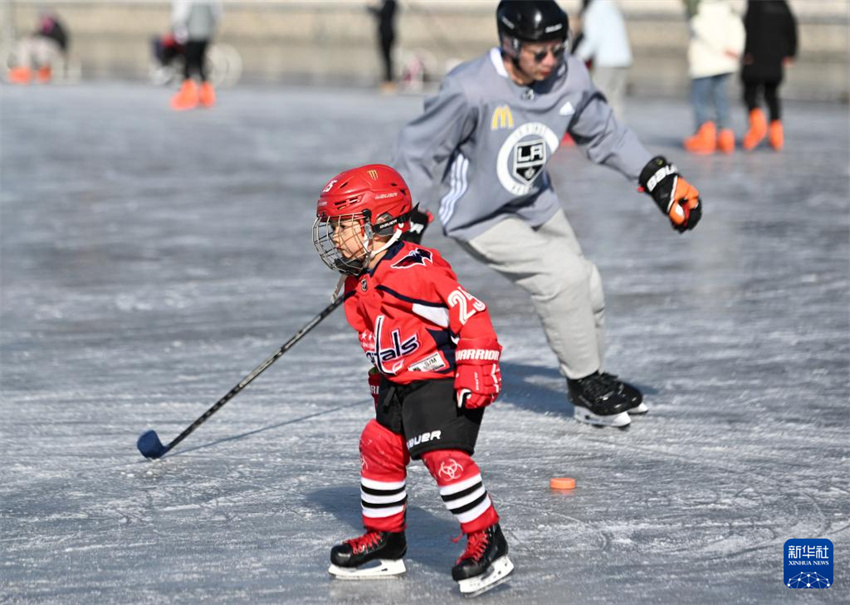 Shichahai: cidad?os de Beijing e turistas desfrutam de esportes no gelo