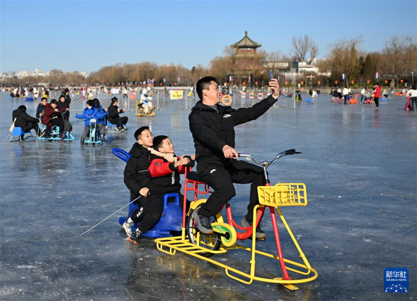 Shichahai: cidad?os de Beijing e turistas desfrutam de esportes no gelo