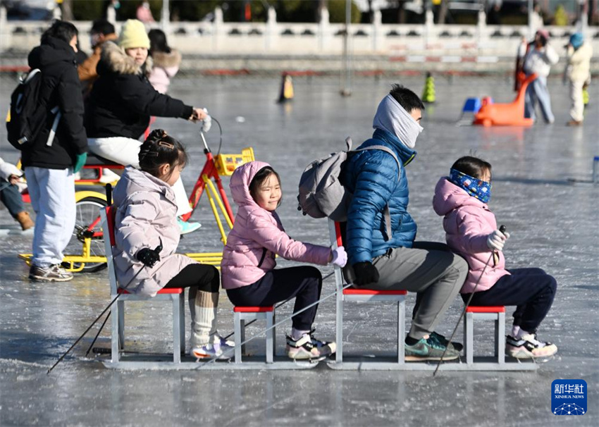 Shichahai: cidad?os de Beijing e turistas desfrutam de esportes no gelo
