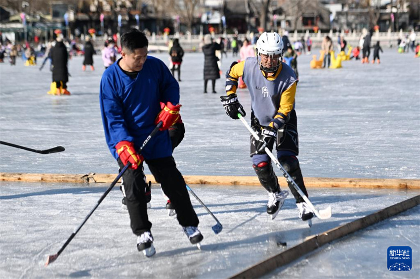 Shichahai: cidad?os de Beijing e turistas desfrutam de esportes no gelo