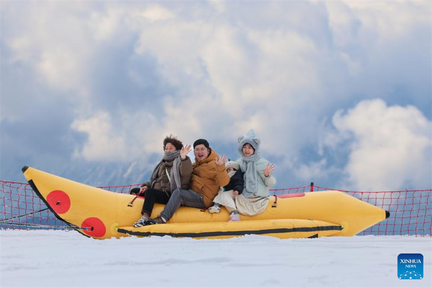 Sichuan atrai turistas e entusiastas de esportes de neve