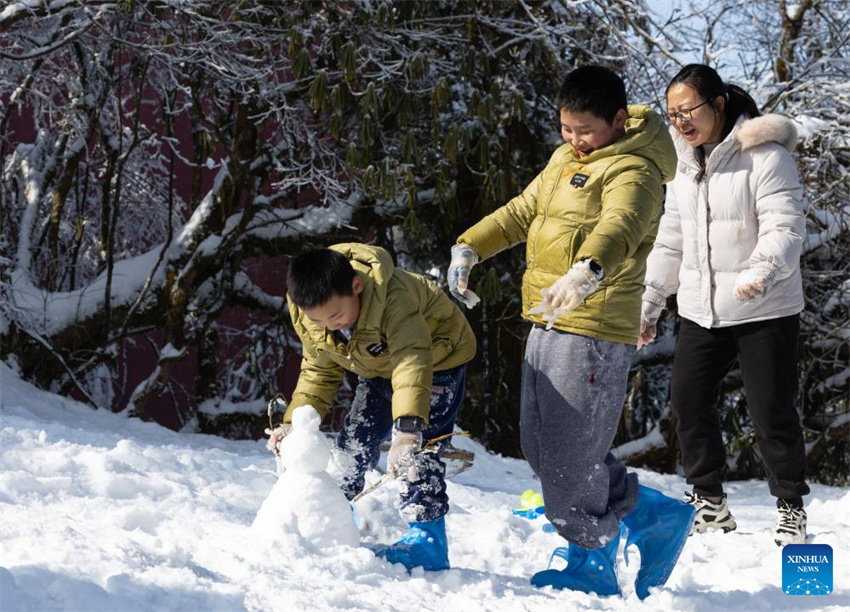 Sichuan atrai turistas e entusiastas de esportes de neve