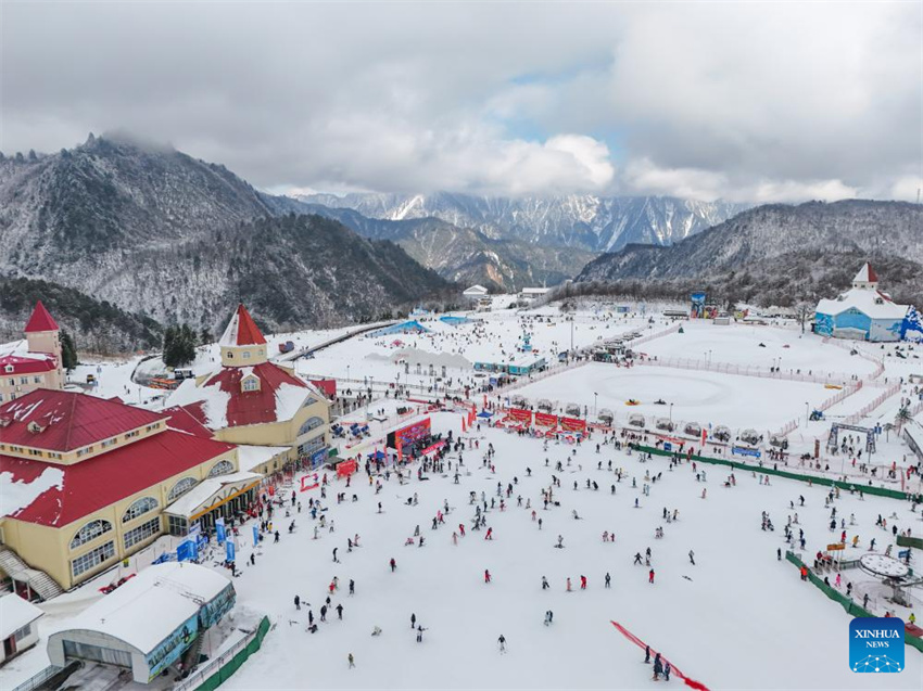 Sichuan atrai turistas e entusiastas de esportes de neve