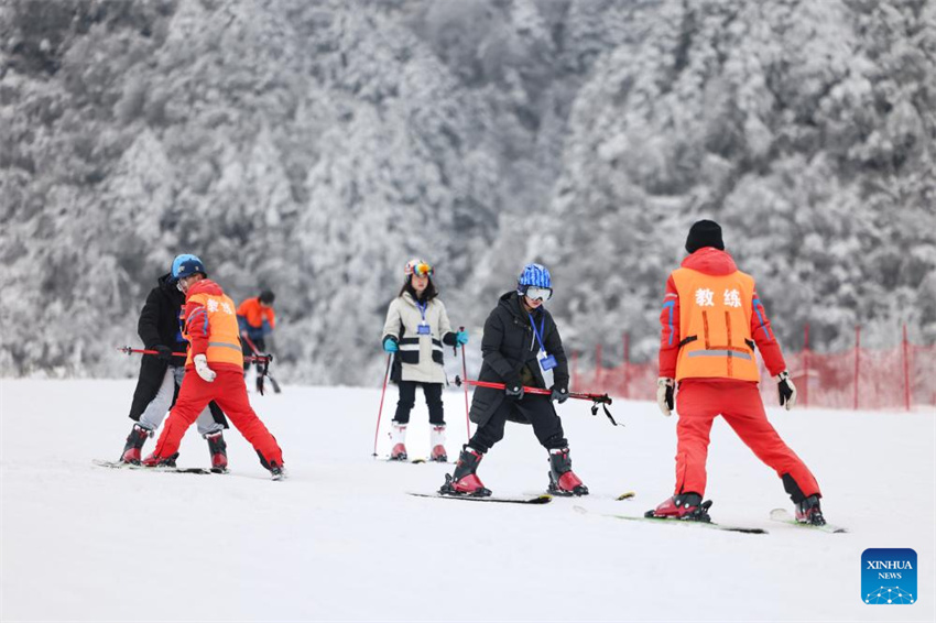 Sichuan atrai turistas e entusiastas de esportes de neve