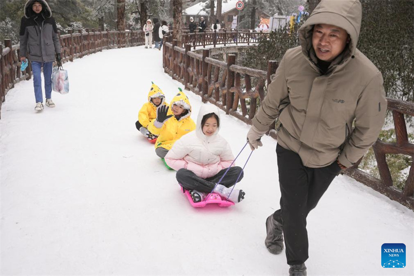 Sichuan atrai turistas e entusiastas de esportes de neve