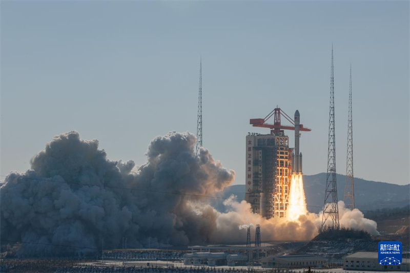 China lan?a com sucesso novo grupo de satélites