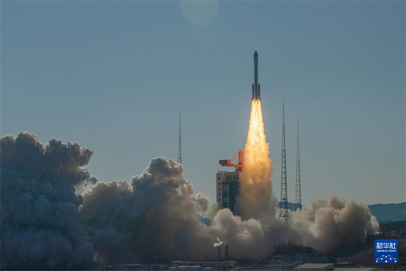 China lan?a com sucesso novo grupo de satélites