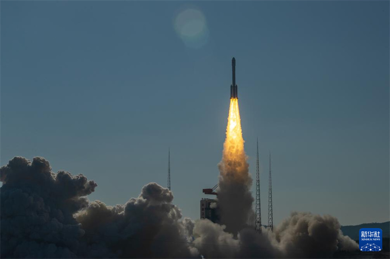 China lan?a com sucesso novo grupo de satélites