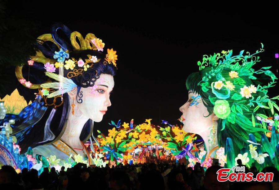 31o Show Internacional de Lanternas Jurássicas de Zigong impressiona visitantes