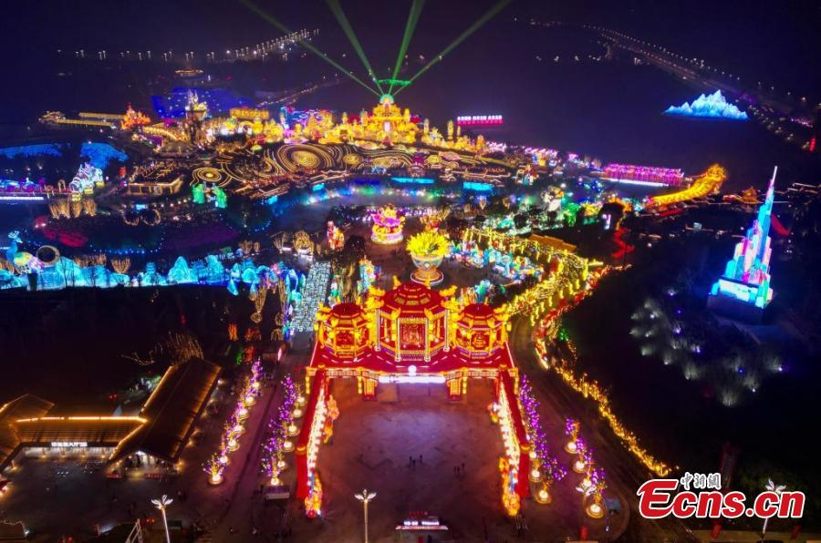 31o Show Internacional de Lanternas Jurássicas de Zigong impressiona visitantes