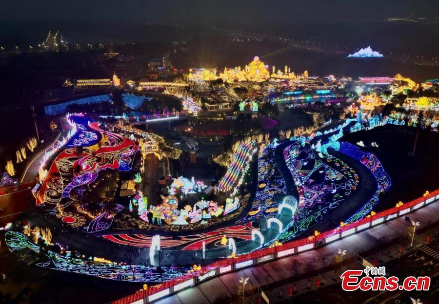 31o Show Internacional de Lanternas Jurássicas de Zigong impressiona visitantes