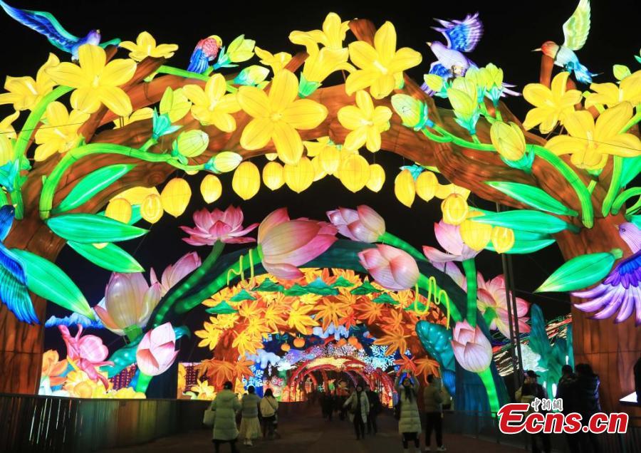 31o Show Internacional de Lanternas Jurássicas de Zigong impressiona visitantes