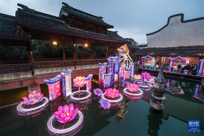 Cidade aquática de Wuzhen realiza Festival das Lanternas na água para receber Ano Novo Chinês