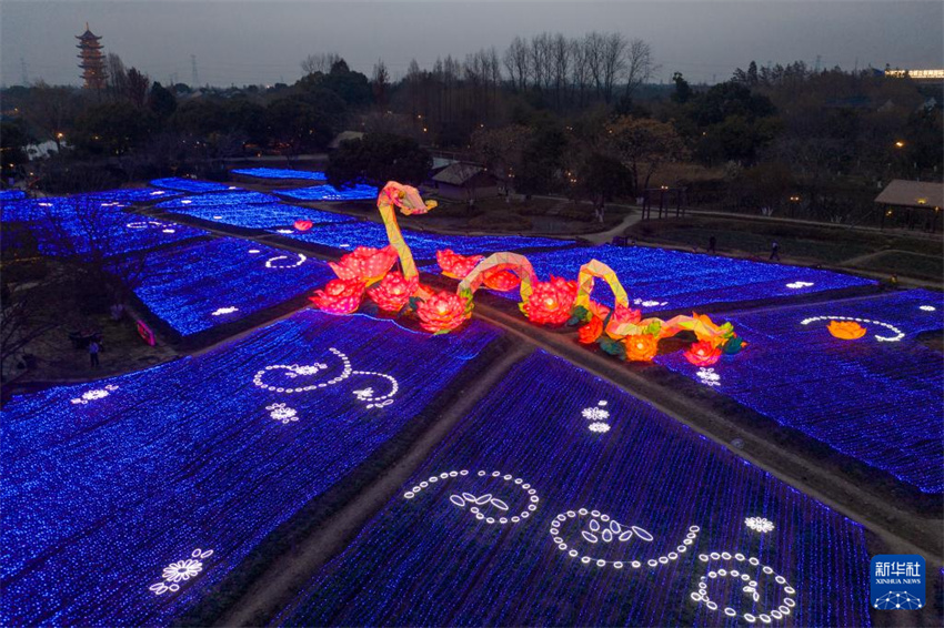 Cidade aquática de Wuzhen realiza Festival das Lanternas na água para receber Ano Novo Chinês