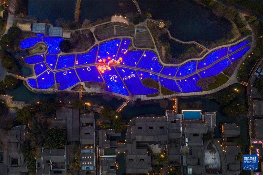 Cidade aquática de Wuzhen realiza Festival das Lanternas na água para receber Ano Novo Chinês