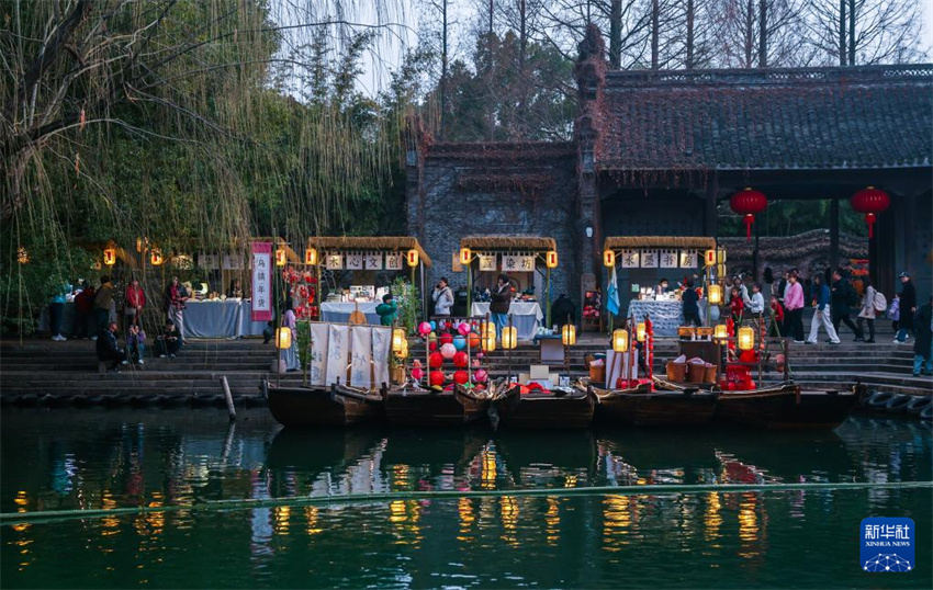 Cidade aquática de Wuzhen realiza Festival das Lanternas na água para receber Ano Novo Chinês