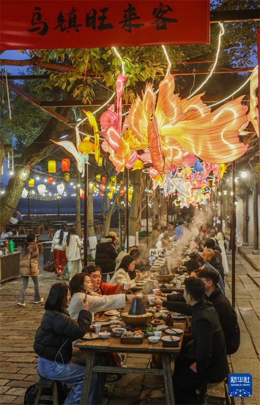 Cidade aquática de Wuzhen realiza Festival das Lanternas na água para receber Ano Novo Chinês