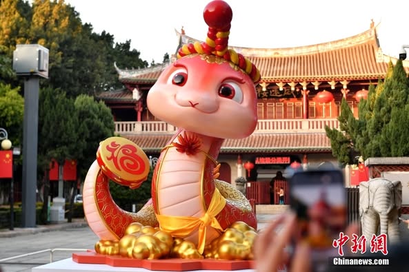 Instala??es em forma de cobra encantam em celebra??o do Ano de Serpente