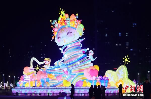 Instala??es em forma de cobra encantam em celebra??o do Ano de Serpente