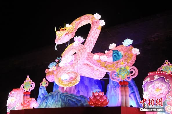 Instala??es em forma de cobra encantam em celebra??o do Ano de Serpente