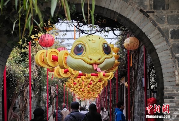 Instala??es em forma de cobra encantam em celebra??o do Ano de Serpente