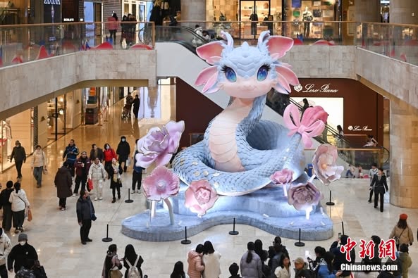 Instala??es em forma de cobra encantam em celebra??o do Ano de Serpente