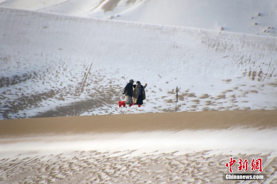 Paisagem de inverno deslumbrante no deserto, noroeste da China