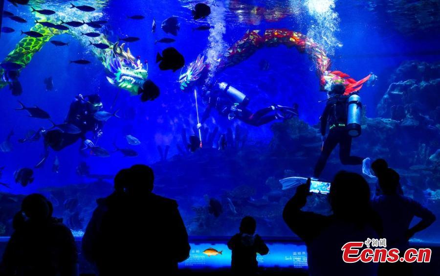 Hubei encena dan?a do drag?o subaquática para dar as boas-vindas ao Festival da Primavera