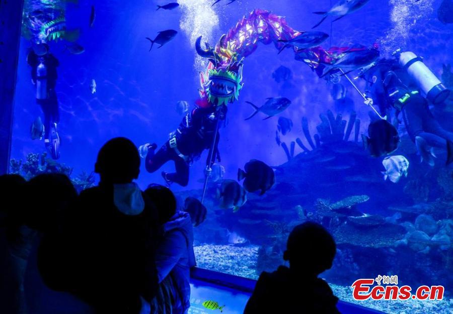 Hubei encena dan?a do drag?o subaquática para dar as boas-vindas ao Festival da Primavera