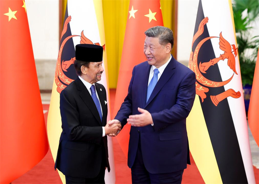 Xi Jinping conversa com sult?o de Brunei