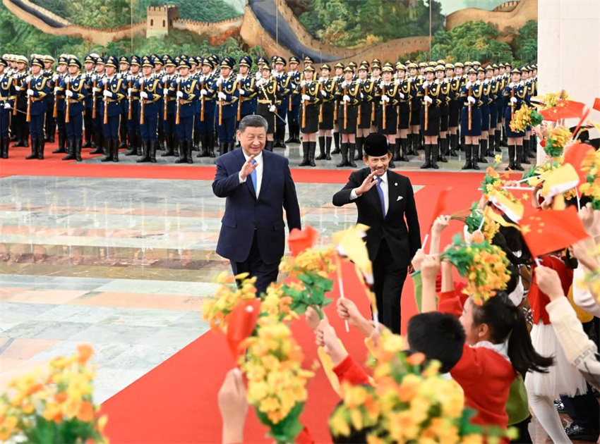 Xi Jinping conversa com sult?o de Brunei