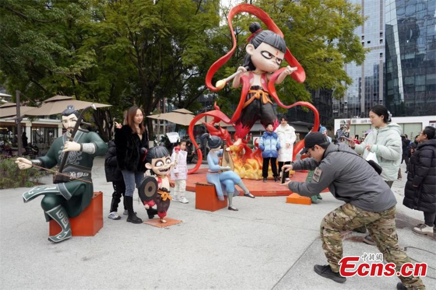 Escultura 'Ne Zha' atrai visitantes após sucesso de bilheteria nacional