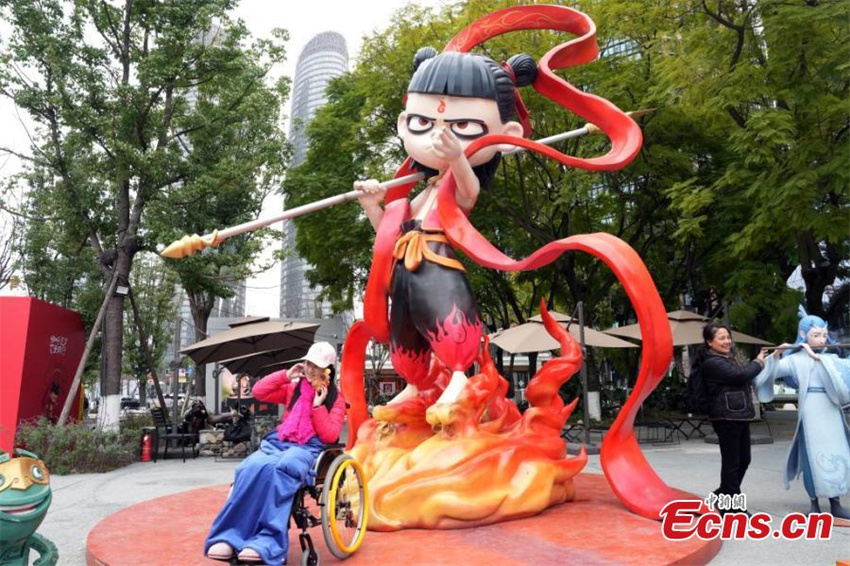 Escultura 'Ne Zha' atrai visitantes após sucesso de bilheteria nacional