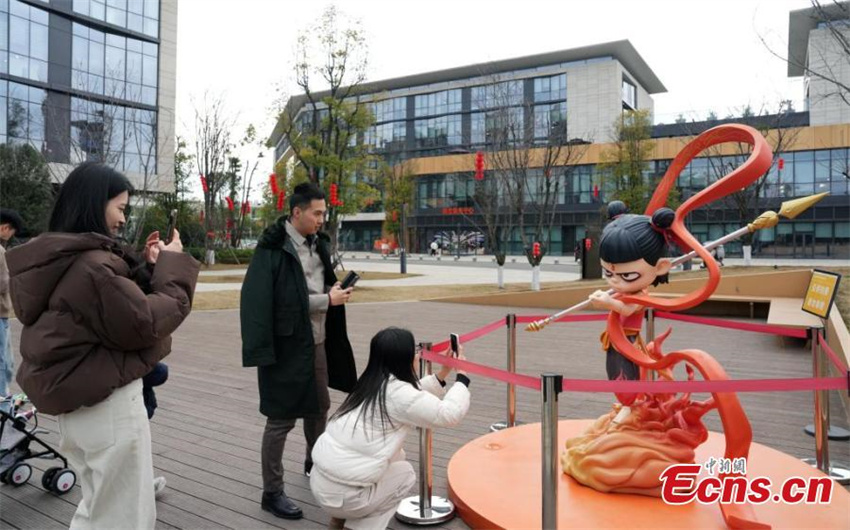 Escultura 'Ne Zha' atrai visitantes após sucesso de bilheteria nacional