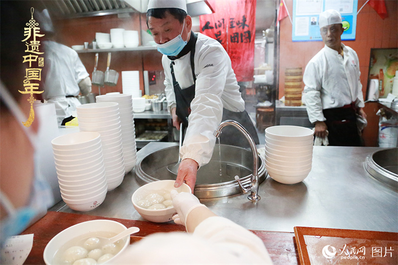 Chineses celebram Festival das Lanternas em todos os cantos do país