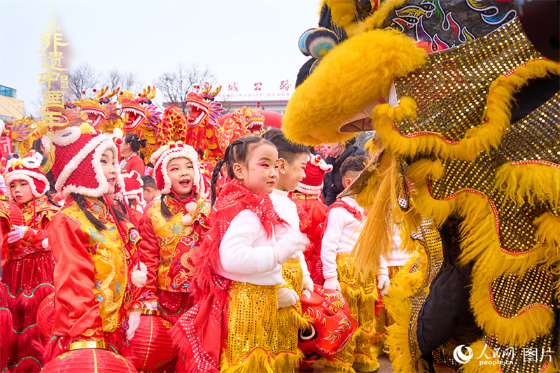 Chineses celebram Festival das Lanternas em todos os cantos do país