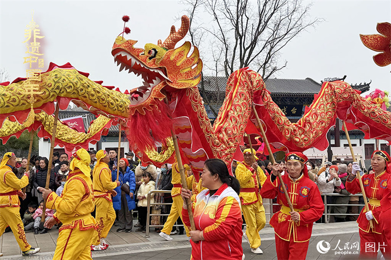 Chineses celebram Festival das Lanternas em todos os cantos do país