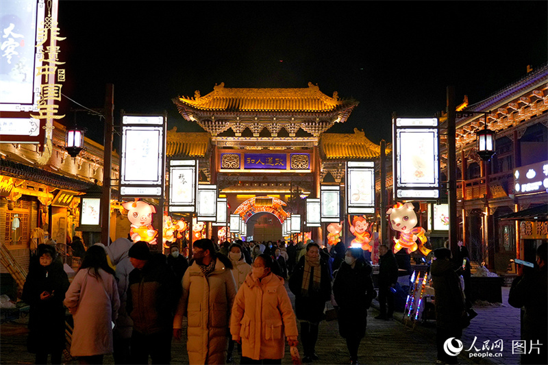 Chineses celebram Festival das Lanternas em todos os cantos do país