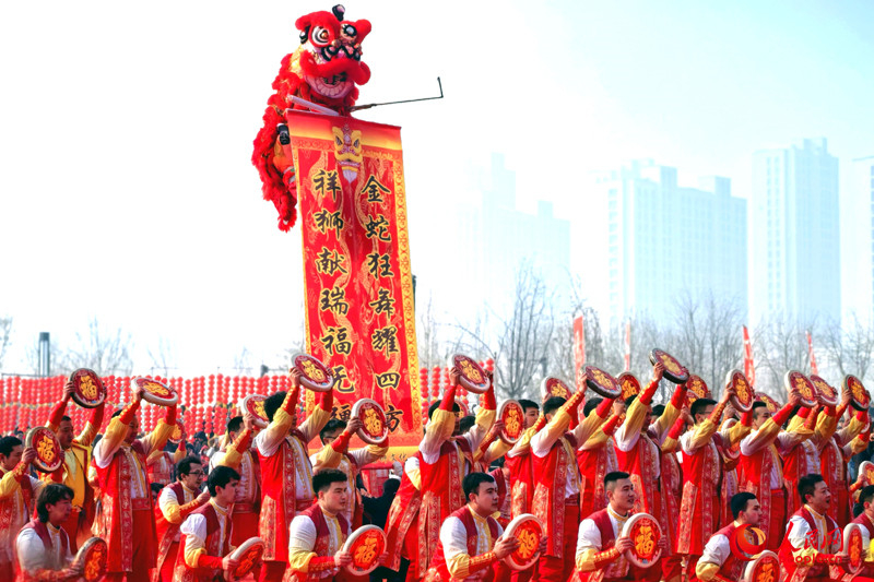 Urumqi celebra Festival das Lanternas com espetáculo cultural grandioso