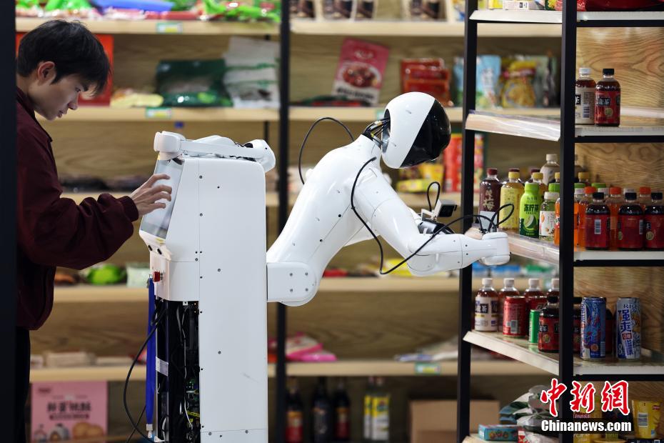 Primeira fábrica de rob?s humanoides em Shanghai inicia produ??o em massa