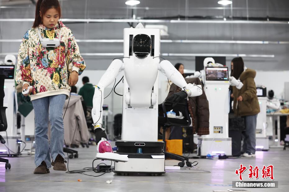 Primeira fábrica de rob?s humanoides em Shanghai inicia produ??o em massa