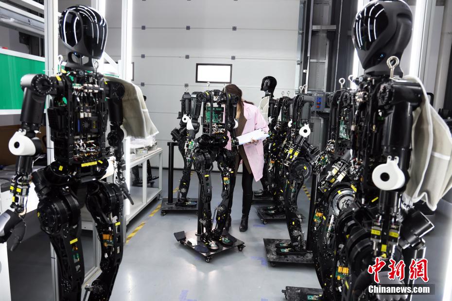 Primeira fábrica de rob?s humanoides em Shanghai inicia produ??o em massa