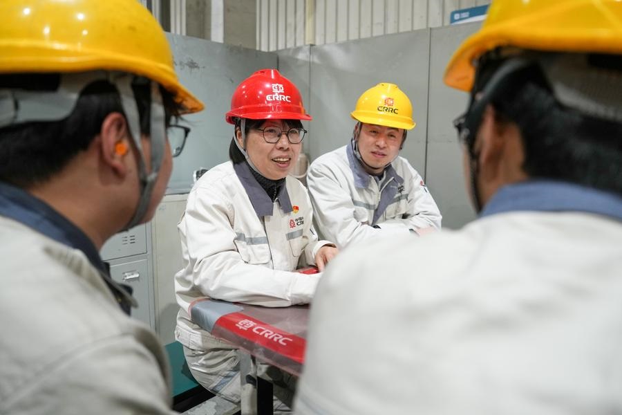 Uma deputada da APN e soldadora sênior dedicada ao treinamento de jovens artes?os