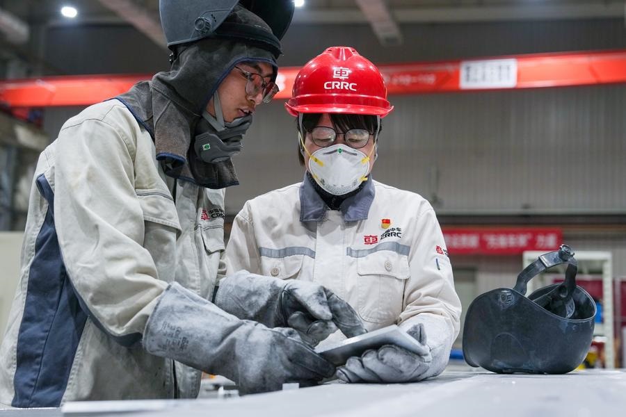 Uma deputada da APN e soldadora sênior dedicada ao treinamento de jovens artes?os