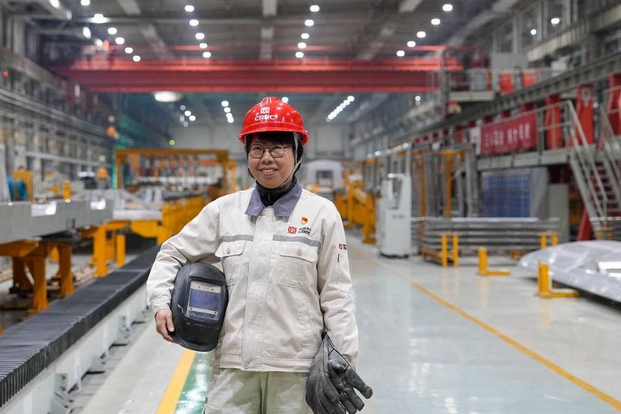 Uma deputada da APN e soldadora sênior dedicada ao treinamento de jovens artes?os